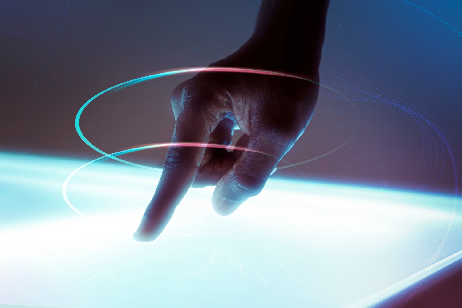 Una mano toca una pantalla luminosa rodeada de anillos de luz