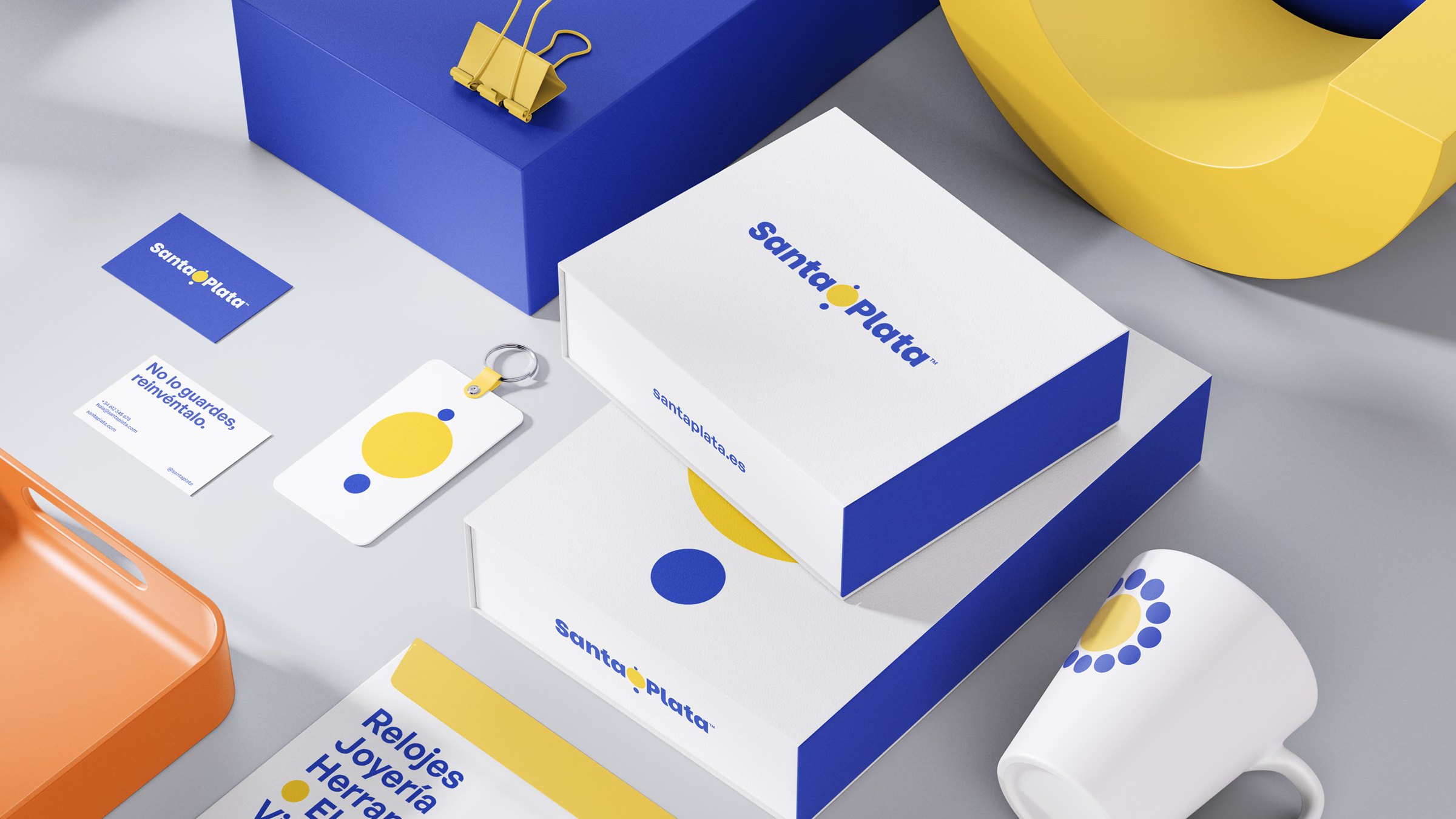 Papelería de Santa Plata: tarjetas, carpeta, taza y caja en azul, blanco y amarillo